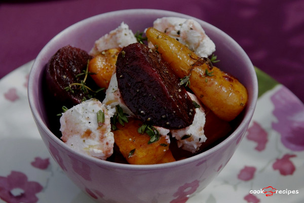 Теплый салат из свеклы с козьим сыром